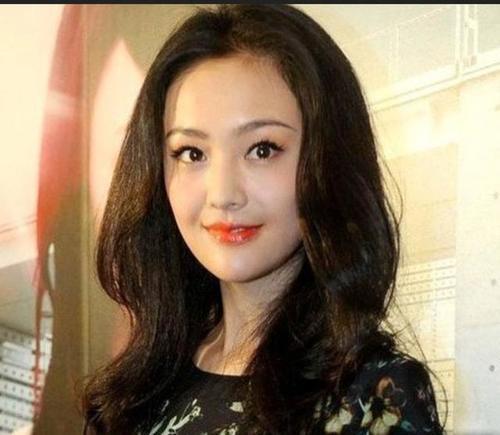 女星爱上波浪卷发,郑爽显老,热巴惊艳,赵丽颖