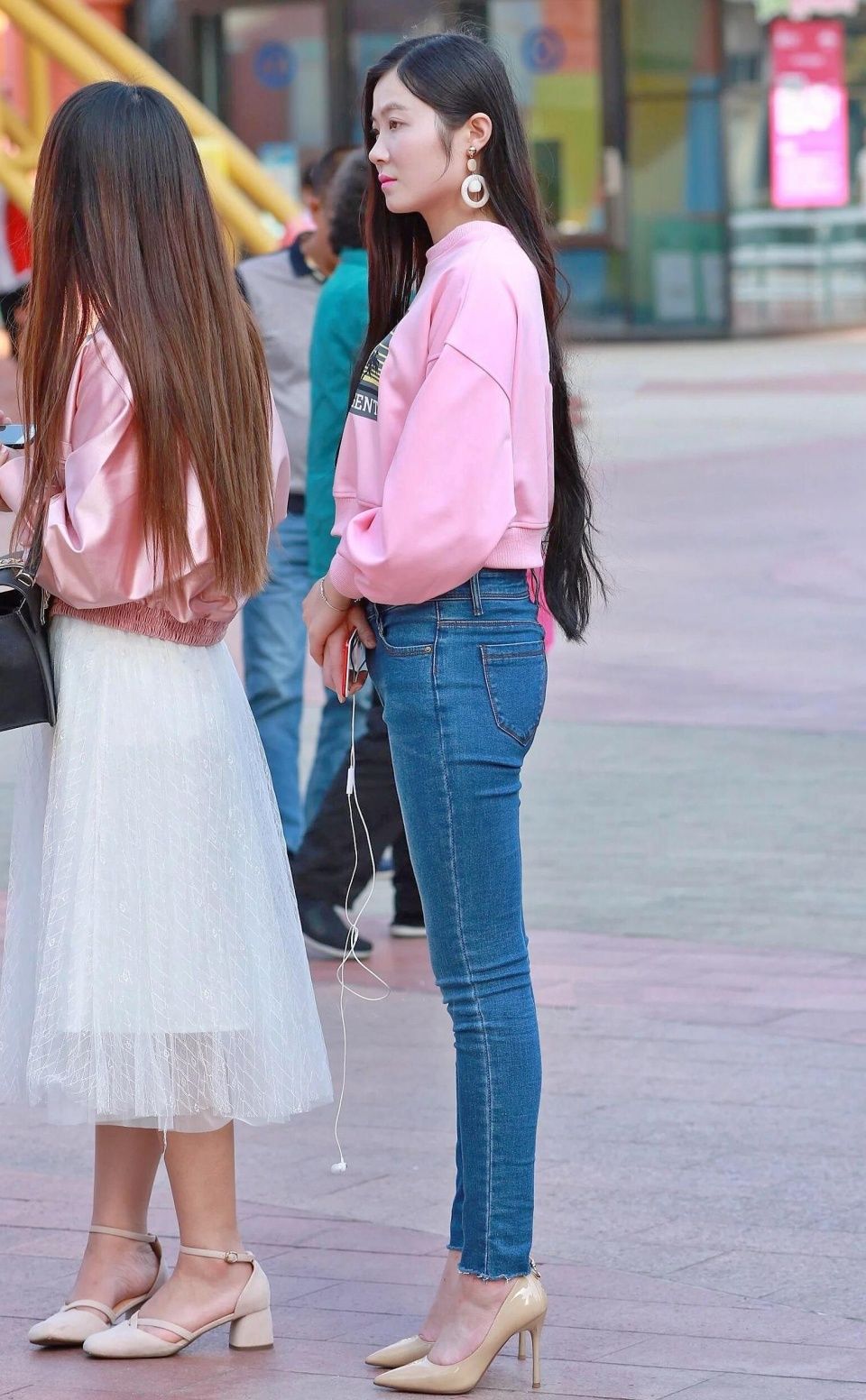街拍:紧身牛仔裤搭配粉红休闲上衣,据说穿牛仔