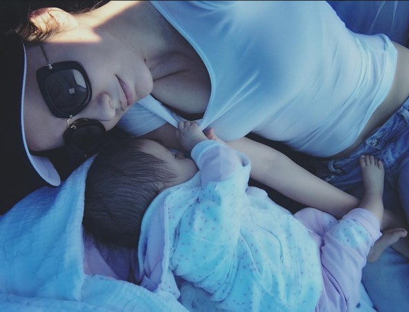 名模瑞莎女儿看海睡着 紧扯妈妈上衣不放