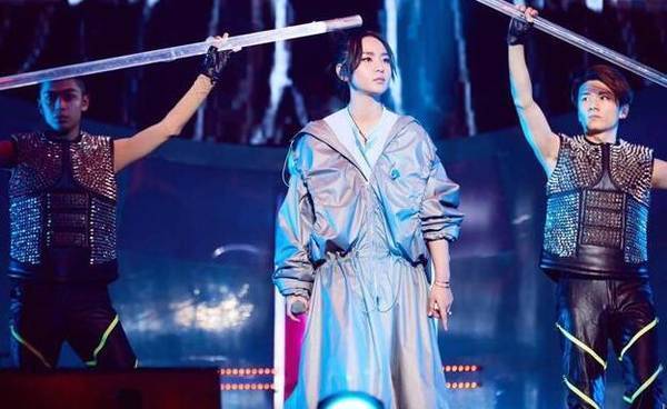 周笔畅演出遭遇意外 被吊在半空15分钟 周笔畅演出遭遇意外 被吊在半空15分钟