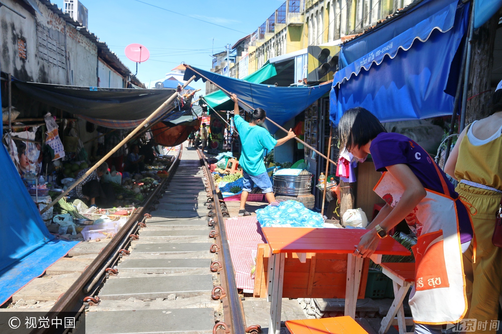 在这里，不仅你能看到熙熙攘攘的小贩和拥挤的人群，还随时能看到从你身边擦肩而过的呼叫火车。每当列车从远方尖叫的驰来时，沿着铁轨买卖的摊贩们就会迅速将摊位往后挪，或暂时回收遮阳篷，随着火车紧贴着各种水果、蔬菜等摊位驶过，摊贩们马上又恢复营业，继续招呼顾客吆喝买卖，直到下一趟火车开来。
