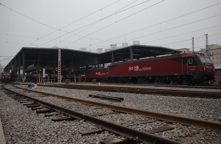 2017年1月17日,北京,北京机务段西整备车间内,待"体检"的火车头等待