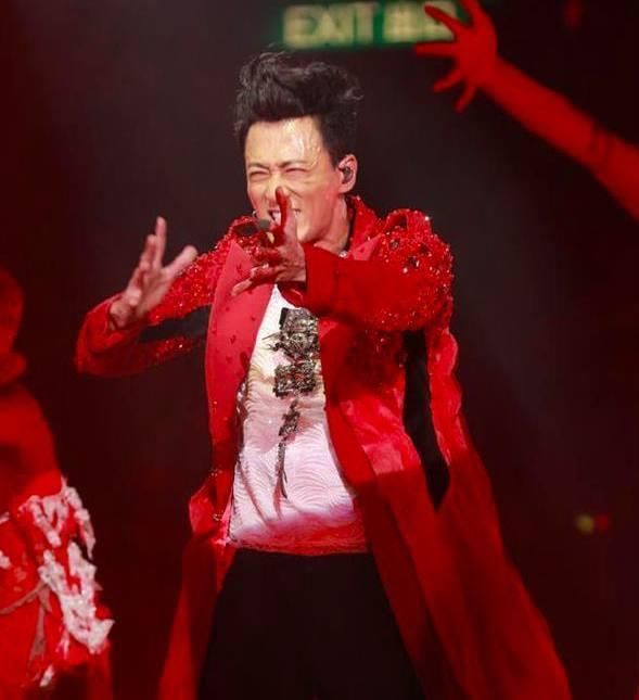 林峯演唱会上受伤流血被当特效,没想到却玩真