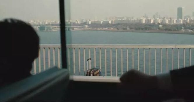 “明明是我要接受道歉，可为什么我要逃?”绝望的韩公主一个人拖着行李箱离开了老师家，她打电话给父亲，父亲却在花天酒地;她怀着最后的希望，拨出了好朋友恩熙的电话，电话里，却是冰冷的嘟嘟声。影片的最后，韩公主投入汉江，游了十几米，沉入了江底，静悄悄地离开了这个世界。这个世界上还有很多的韩公主，遭遇伤害后，她们变得自卑、抑郁，甚至带着永远抹不去的伤痛度过一生，但是她们仍然想要努力活下去。她们需要的不仅是正义，还有这个社会对她们的理解与包容。