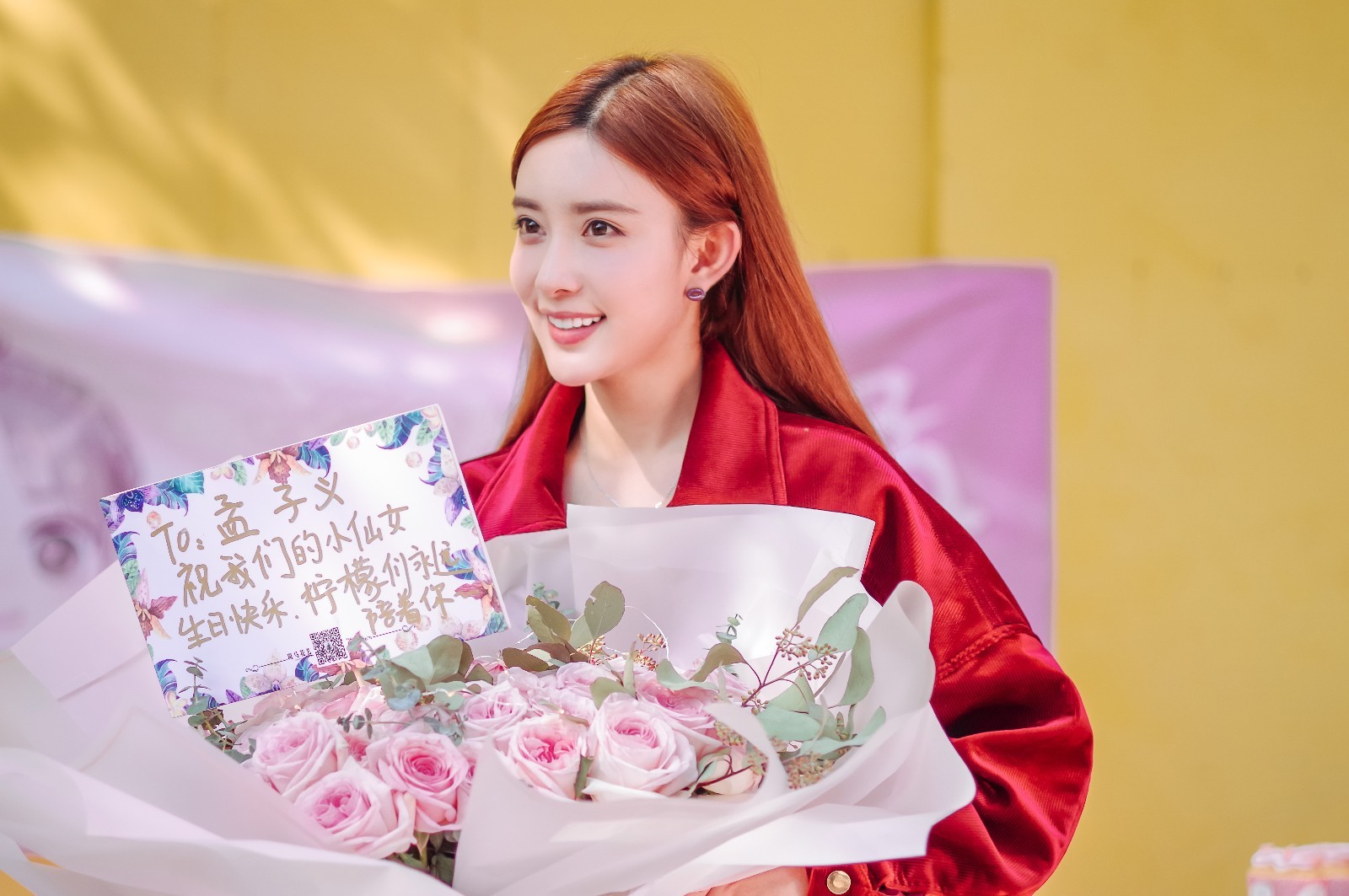 实力小花孟子义生日收惊喜 粉丝探班剧组送祝