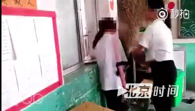 因“不听话” 洛阳一初二女生被10名女同学在教室殴打 因“不听话” 洛阳一初二女生被10名女同学在教室殴打