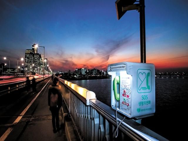 韩国诡异自杀大桥:贴满暖心标语,不料跳桥人