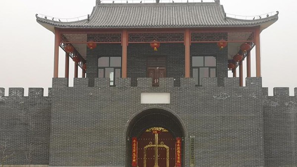 “袁府”大门上的牌匾被摘除