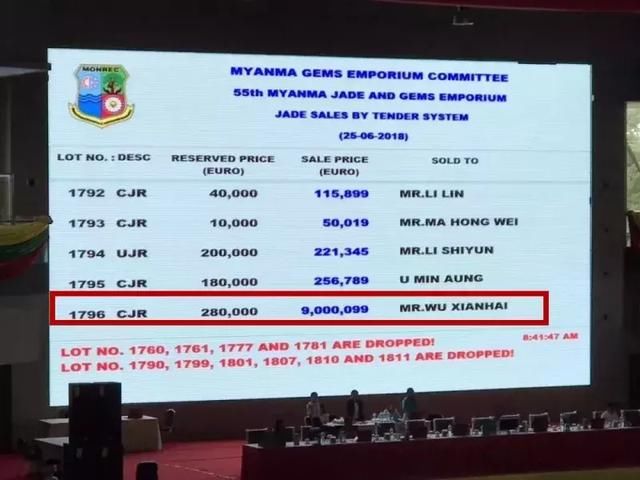 裂成狗的翡翠原石,竟然切出98只满绿戒面,