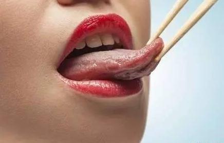 吃饭咬舌头、睡觉流口水,留心脑血管崩溃前的