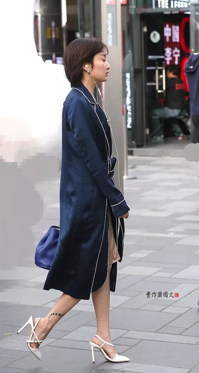 街拍:光脚穿尖头细高跟的美女,没有季节