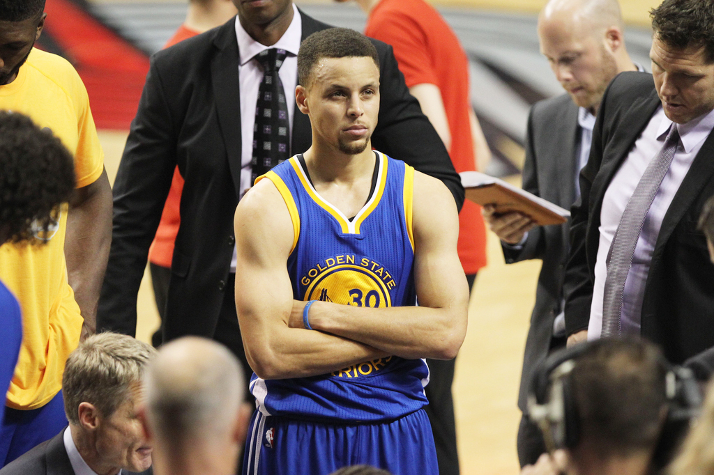 组图-王者归来!库里双手插胸太自信 格林被顶翻 组图-王者归来!库里双手插胸太自信 格林被顶翻