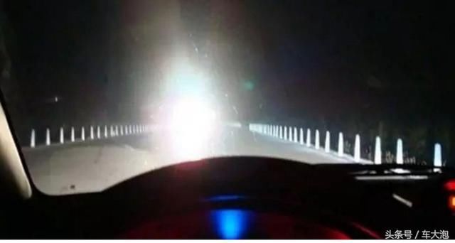网友:晚上开车会车时,因为对方用远光灯造成的