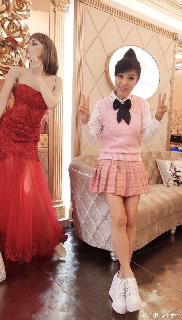 成龙苦追她8年却在走红后将她抛弃,心伤后发誓