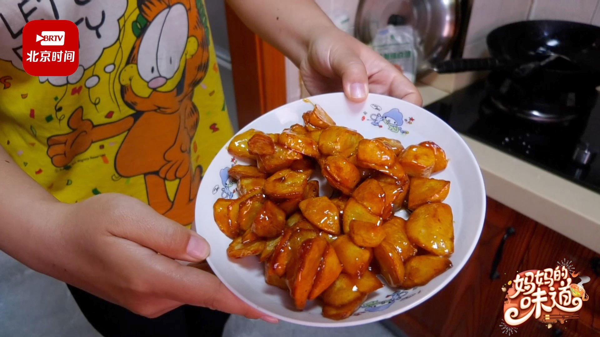 妈妈的味道！大叔做拔丝土豆怀念妈妈：希望她能品尝儿子做菜的味道