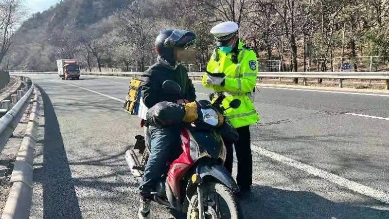 清明假期首日,昌平京藏高速26车占用应急车道被罚 清明假期首日,昌平京藏高速26车占用应急车道被罚