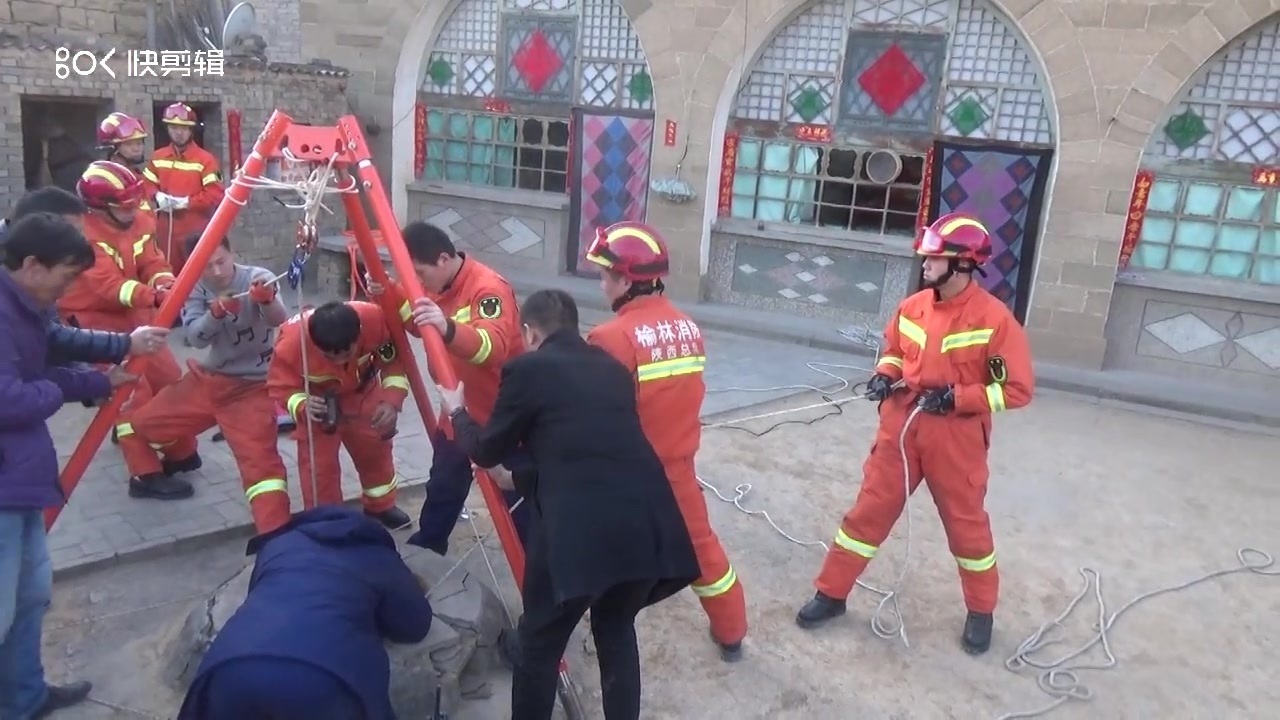 六旬老人掉落水井，消防救援显身手