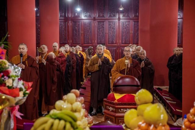 照澈法师带领万寿寺僧众及十方善信,真诚祈请世尊慈悲加持,忏悔众罪