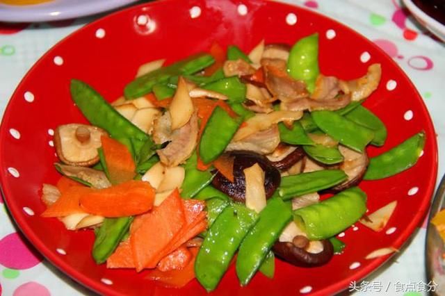 年底公司领导亲自下厨,做了一桌子好菜招待员