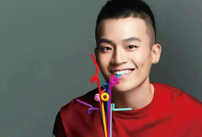 天娱传媒最帅的艺人,华晨宇实力上榜,他看一眼