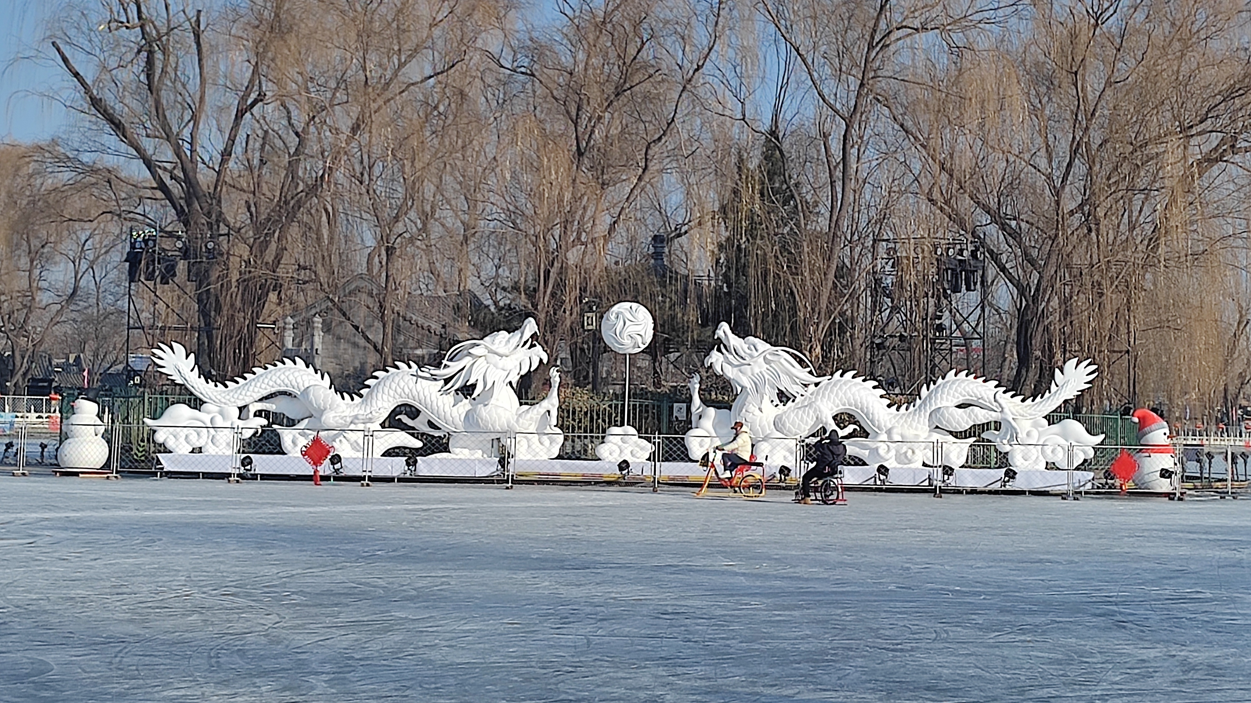 天气转暖:什刹海冰场严格验冰 确保冰场安全 天气转暖:什刹海冰场严格验冰 确保冰场安全