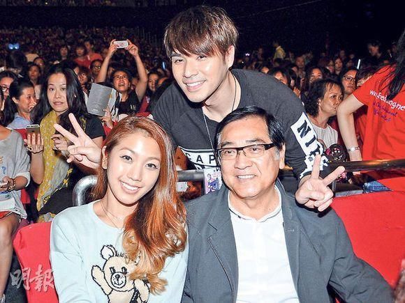 丈夫工作太忙顾不上家,她离婚抛夫弃子,去世时