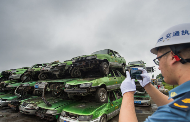 400辆假出租车堆积如山 6分钟被撕烂肢解成碎片