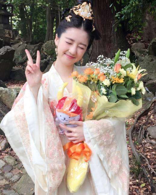 出演小龙女的妹子叫李凯馨,是99年的妹子,父亲是新加坡演员,母亲是