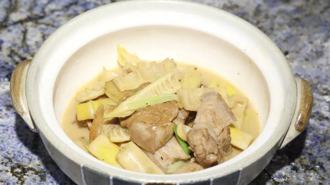 新鲜春笋的美味吃法,五花肉面筋烧春笋 新鲜春笋的美味吃法,五花肉面筋烧春笋