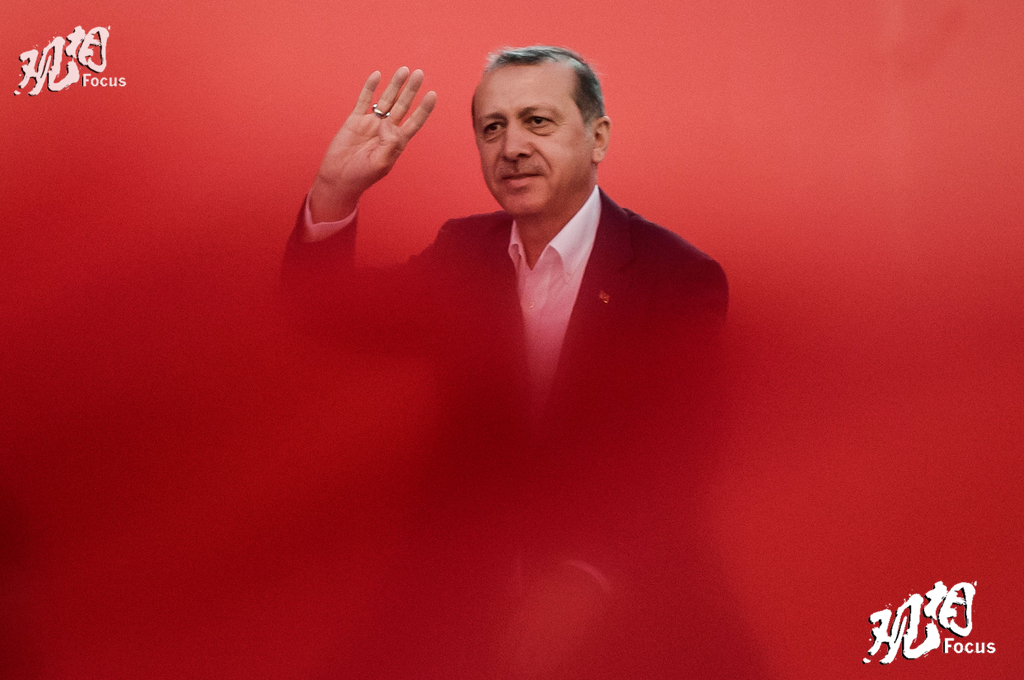 当地时间2016年8月7日，土耳其伊斯坦布尔，土耳其总统埃尔多安与执政党正义与发展党、反对党共和人民党等组织民主集会，抗议上月发生的军事政变。空前规模的示威将为期三周以来埃尔多安支持者在全国各地举行的声援抗议推到高潮。埃尔多安和反对派领导人都在集会上发表了讲话，埃尔多安在讲话中再次提到要在土耳其重新恢复死刑。