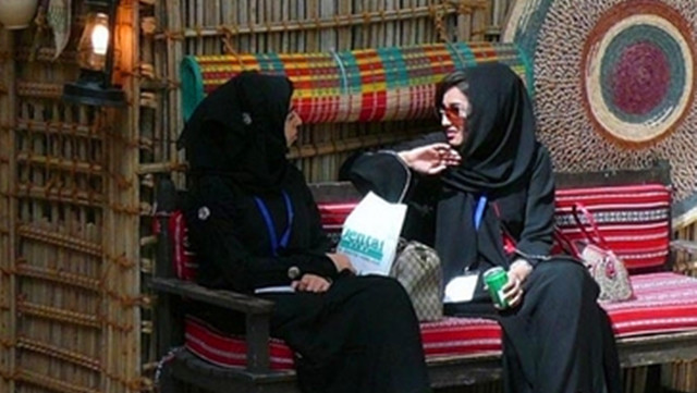 这些嫁入迪拜的中国女子在当地总是遇到很多问题，语言不同、文化风俗的差异等，甚至出门不能与除老公外其他男人有任何接触，否则将受到严厉的处罚，因此迪拜女子逛街一般都是女性作陪。图为两个逛街的生活在迪拜的女子。