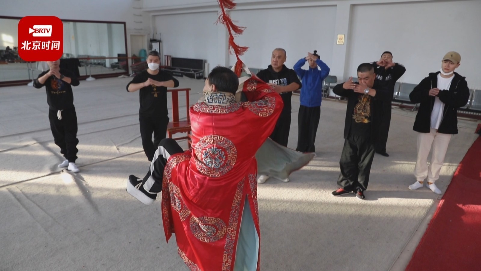 松岩:四十五载风雨坚守 铸就京剧“风雷”不息 松岩:四十五载风雨坚守 铸就京剧“风雷”不息