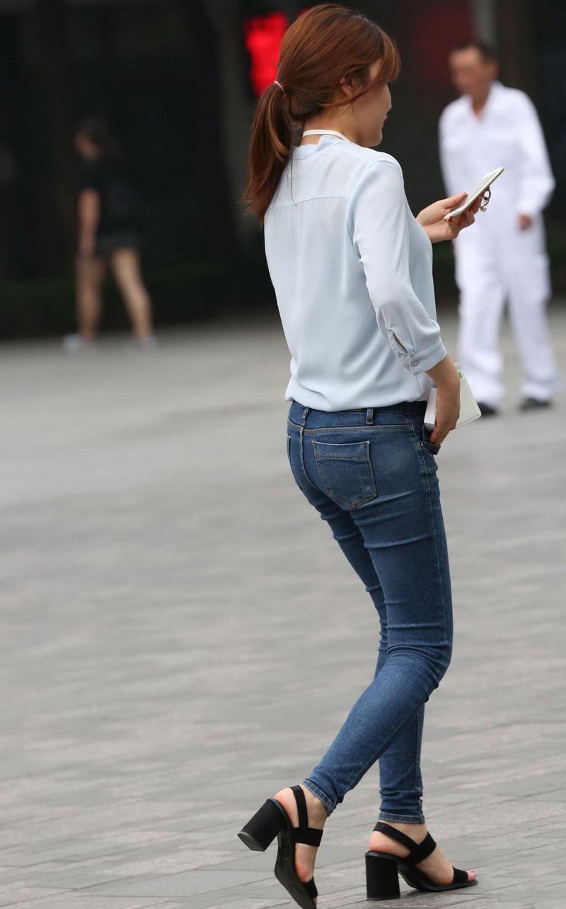 万泉广场街拍:紧身牛仔裤美眉,尽显迷人曲线