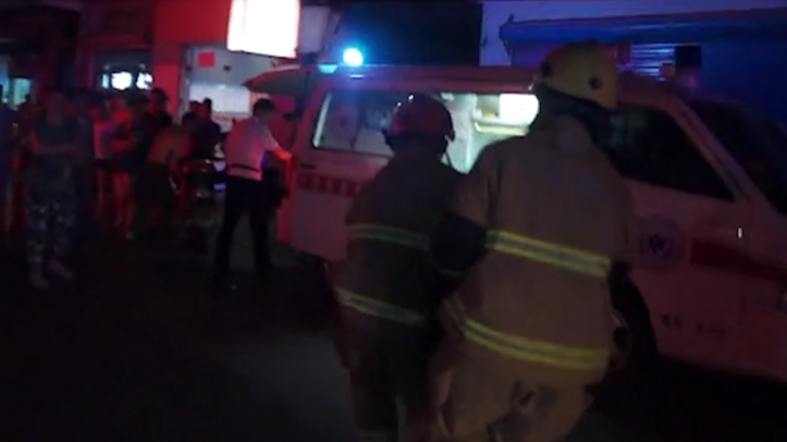 女子反锁家中割腕:求你们 不要救我 女子反锁家中割腕:求你们 不要救我