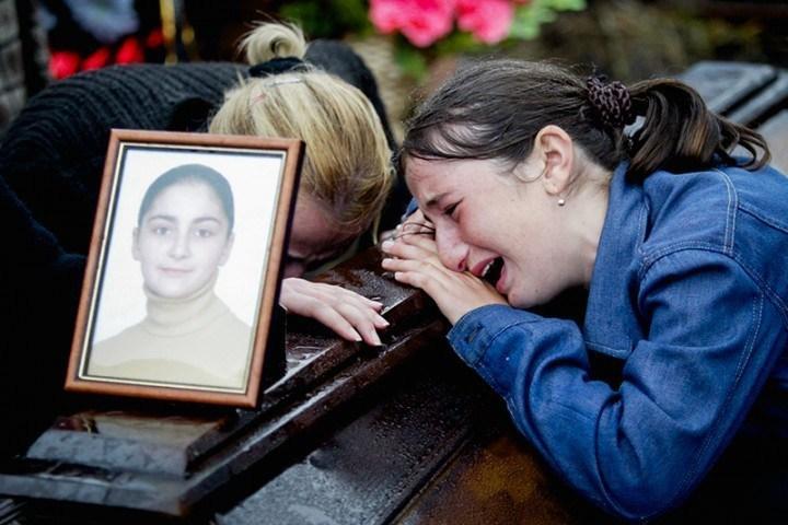 被解救人质阿扎马特说：“爆炸声响过后，玻璃被炸飞。高年级学生帮助低年级学生逃跑。接着逃出的是老年妇女。绑匪从房顶向逃跑的人开枪。绑匪用一种我们不懂的语言交谈。”