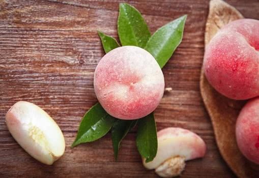 桃子又滞销了!五毛钱一斤卖不出去,桃农无奈:没