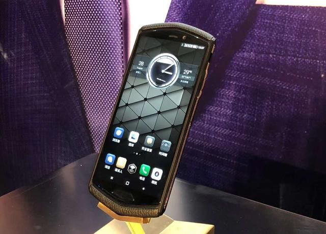 8848发布双屏手机M5:高价低配完美诠释 骁龙