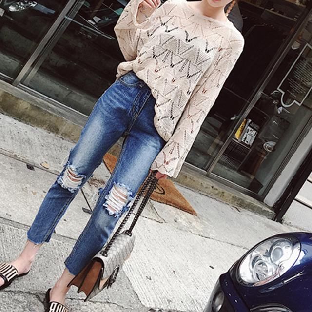 18年初春最流行的搭配,镂空针织衫+牛仔裤,真