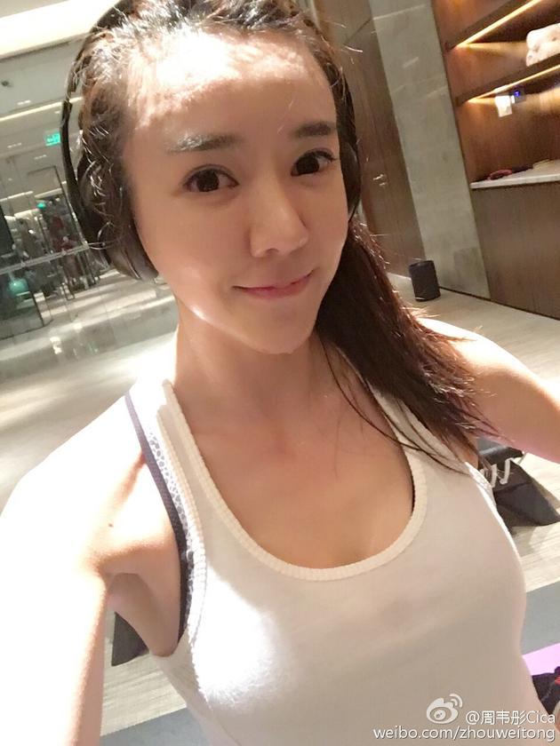 周韦彤健身秀成效 线条紧实香汗淋漓