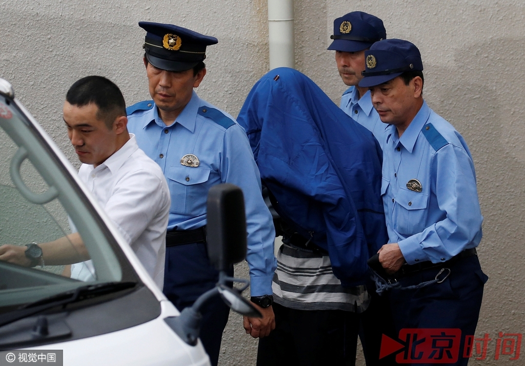 当地时间7月27日,日本神奈川持刀杀人事件嫌犯植松圣被带离神奈川县