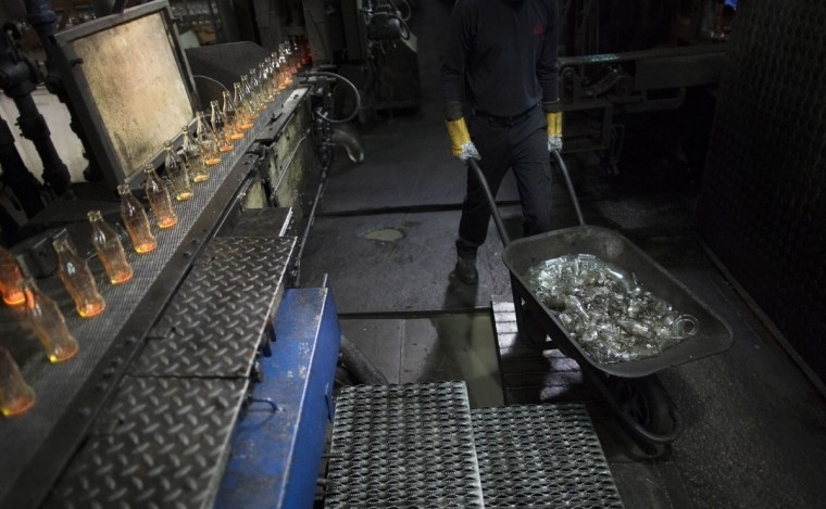 这家亚洲最大玻璃厂每天不仅生产还回收玻璃瓶 停下就会坏掉