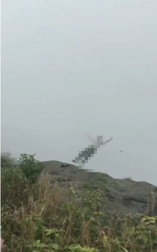 女游客峨眉山顶跳崖,众人苦劝女子别跳崖,却仍