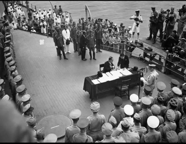 日本天皇宣扬武士道精神,战败后,天皇为何不切