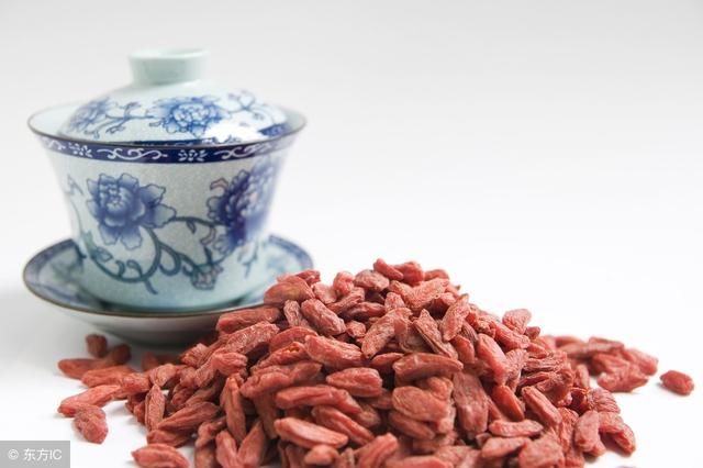 吃枸杞子好处多,吃过量了危害大,要注意一下!