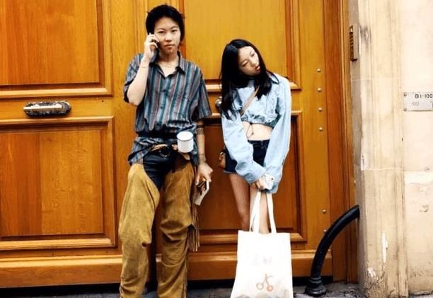 窦靖童纹下巴陪妹妹变丑,李嫣整容成功,洗掉纹