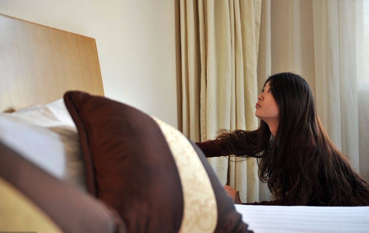 体验酒店的过程中，如果有的酒店硬件很好，首先是会加分的，在这个水平看服务，标准化的服务会让住客感觉很满意。如果硬件好服务不好，勉强可以忍受，如果说服务很好，硬件条件有时候是可以忽略的。关于硬件方面的考评，主要包括床垫是不是软硬适中，太软了睡觉也不舒服，太硬也减分。其次就是枕头，现在很多酒店都准备软硬两种。