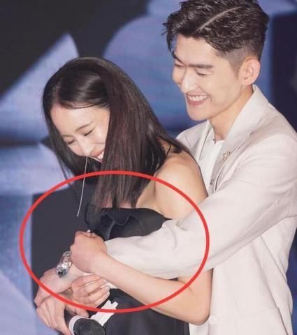 张翰从背后熊抱张钧蜜,手竟然放在这个部位,网