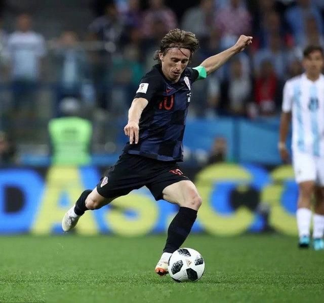 世界杯阿根廷再度爆冷,0-3惨败,梅西无力回天,