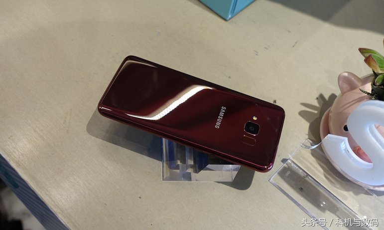 三星S8轻奢版真机,外观除了心率传感器之外和