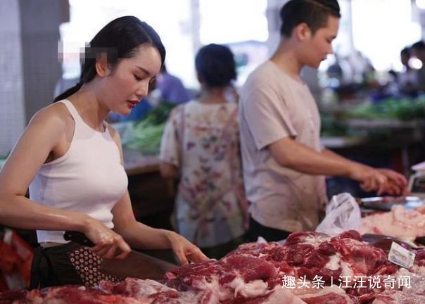 女子在菜市场卖猪肉,漂亮堪比貂蝉,看到她的手没了想法